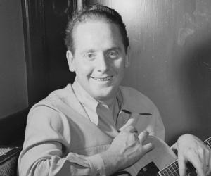 Les Paul Biography, Birthday. Awards & Facts About Les Paul